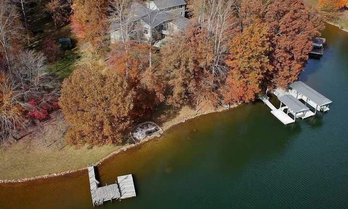 Moneta House | Wind Family Compound-Best LARGE Rental on SML! 8000sq feet!