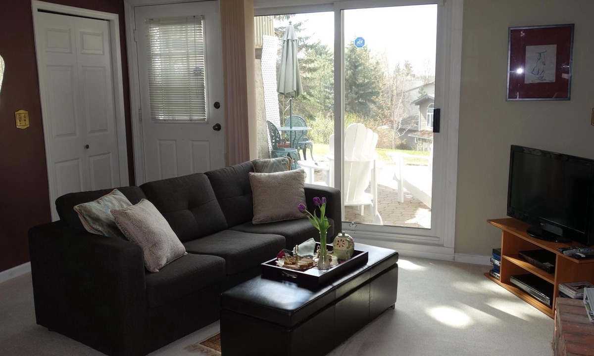 St. Albert Apartment | Window Hill cozy apartment Suite in Scenic St. Albert