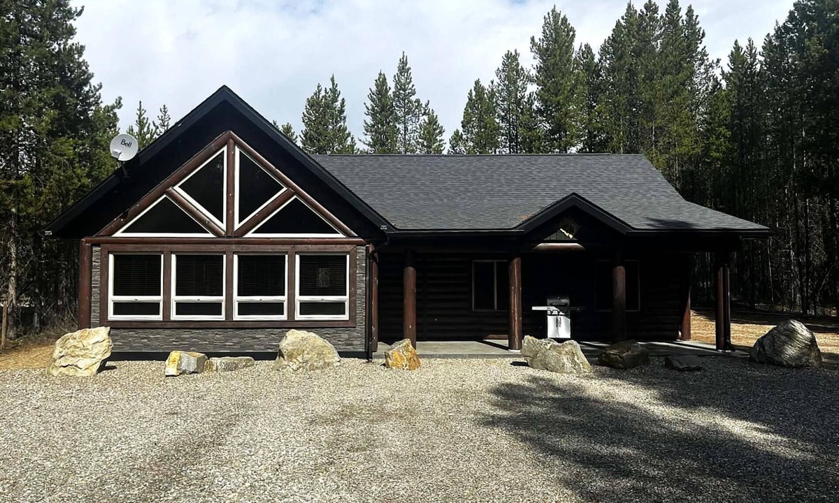 Valemount House | Wolf Den Cabin Rental - Dog Friendly!
