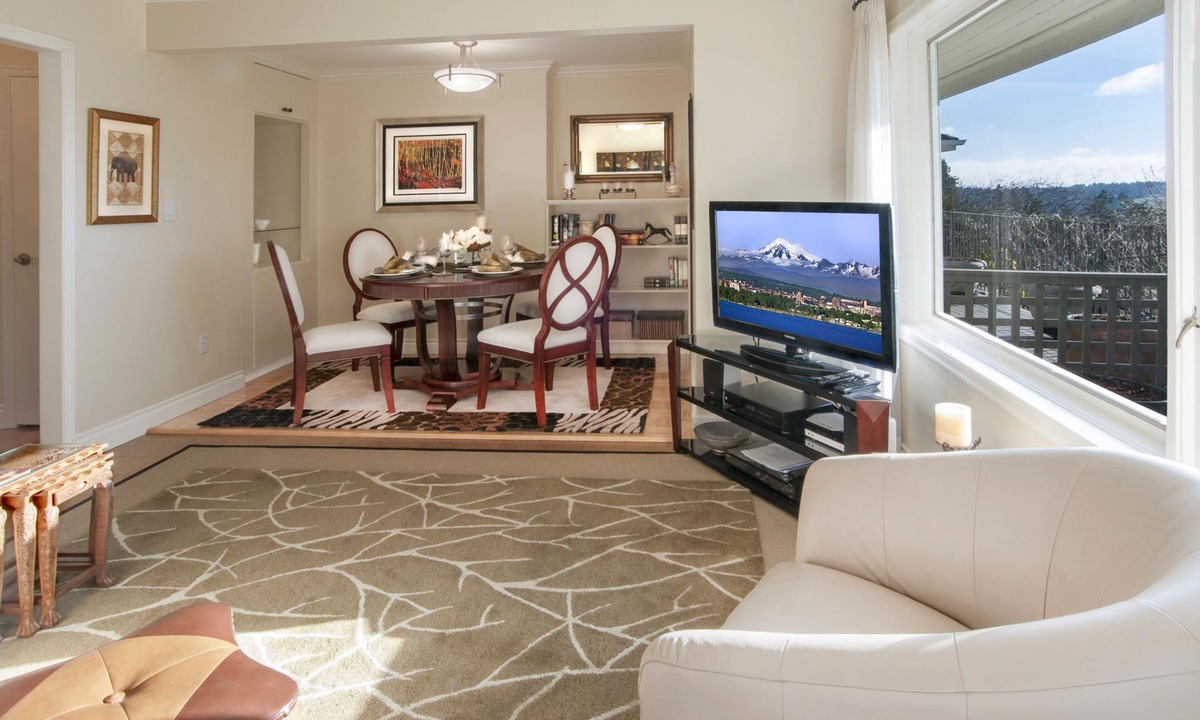 Saanichton House | WolfShire - Courtyard - Beauty and Serenity in the Valley