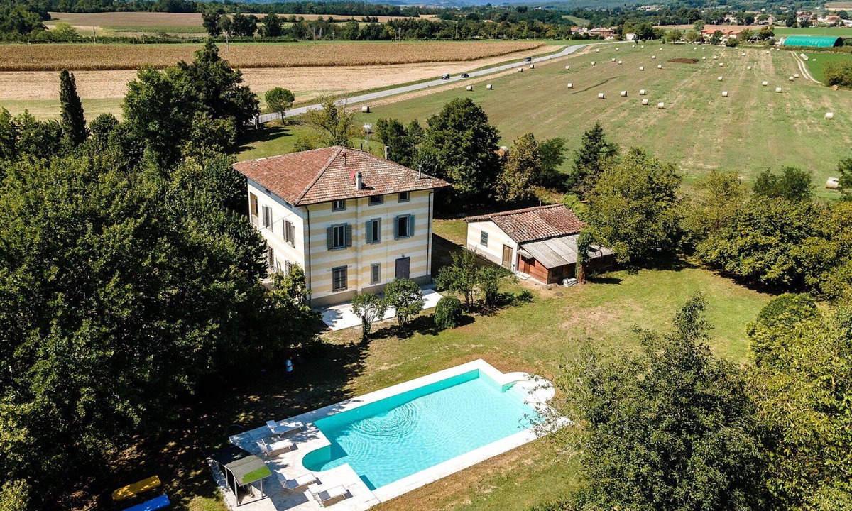 Scarperia Villa | Wonderful private villa for 16 people with private pool, WIFI, TV, patio and pets allowed