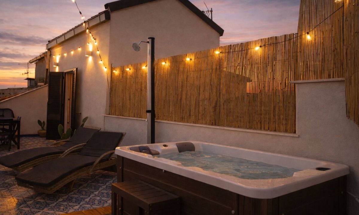 Palermo Apartment | Zisa Top Romantic terrace & private outdoor Jacuzzi