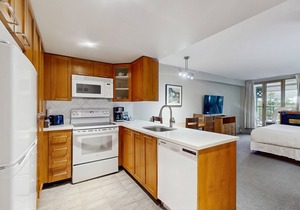 4th-floor mountain studio with gym, balcony, fireplace, washer/dryer, kitchen