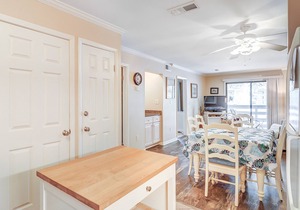Charming condo with shared pool and tennis - walk to the beach