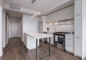 Corporate Stays - Sleek 1BR Urban Retreat with High-End Amenities and Style