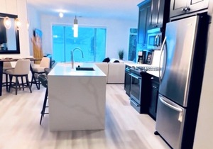 Direct Lakefront 3 bdrm, Beach, Heated Pool, Hot Tub, Gym, Marina, Wine Trails