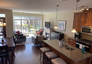 Lakefront, pool, hot tub, exc room. Book now for Aug 16