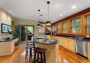 Marmot's Meadow Chalet: Tranquil 14th Fairway - Private Hot Tub
