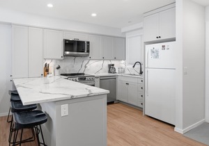 Newly renovated condo in Pinnacles - BBQ, hot tub, laundry, bike to your door