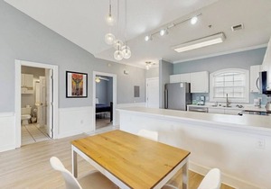 Spacious condo with pool, fast WiFi, washer/dryer & central AC