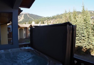 Upper floor 2 bedroom condo with courtyard view and easy access to ski runs