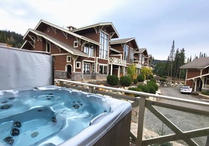 Upper floor 2 bedroom condo, very close to ski-in/out trails