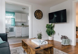 Villa Chic near Downtown Bristol King Bed