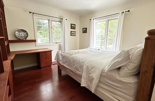 Gordon Head Bed & Breakfast | 1.7 Acres Beautiful waterfront house near downtown and UVIC