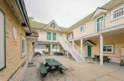 Osoyoos Apartment | 1 BR Courtyard Suite 3 Green Gables Resort