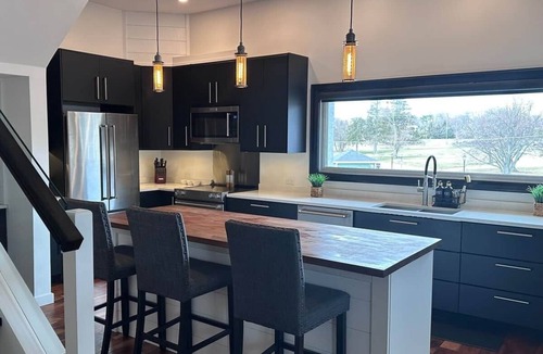 Queens Square Condo | 1 Brighton modern in downtown's historic district