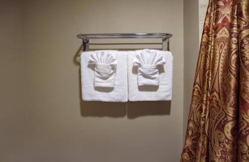 Dartmouth Hotel | 1 Queen Bed – Room 6 - Hearthstone Inn Boutique Hotel Halifax – Dartmouth