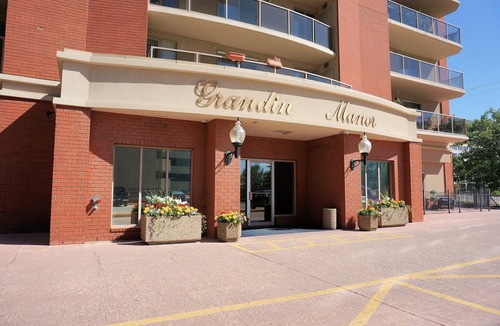 North Central Edmonton Condo | 1100 sq. ft. Downtown Condo, 1 bedroom, 1 office with 2 full bathrooms.