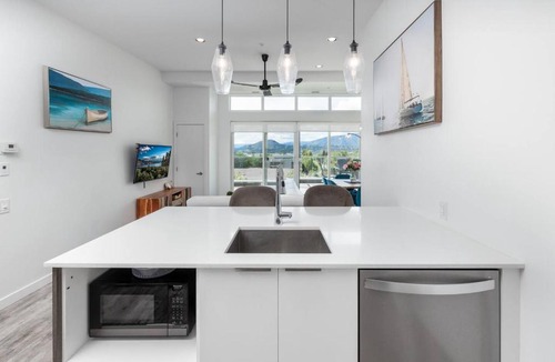 South Pandosy Apartment | 180 Mt View Huge Balcony 2BR 3Beds 2Bath 2Parkings Penthouse