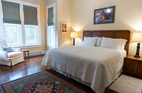 Chester Condo | 1800' | Front HBR | DT 5 Min Walk | Water views