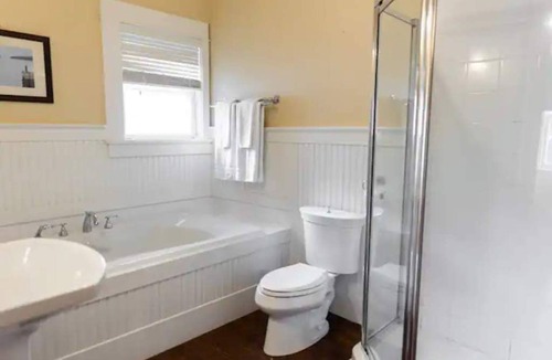 Chester Condo | 1800' | Front HBR | DT 5 Min Walk | Water views