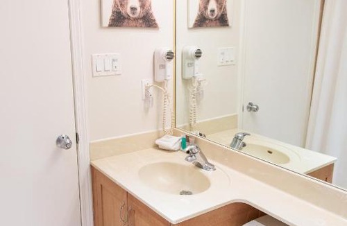 Upper Village Apartment | 1BR next to slopes on Blackcomb w pool & hot tub