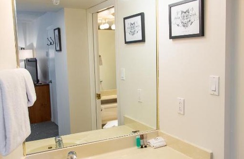 Upper Village Apartment | 1BR next to slopes on Blackcomb w pool & hot tub