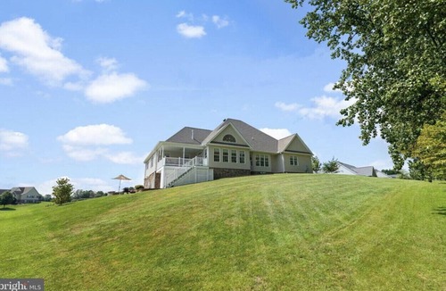 Cedar Mountain Apartment | 2/2 bath large private apartment , eat in kitchen living room, gym & laundry