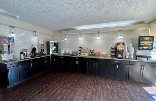 Charlottesville Hotel | 2 Affordable & Modern Rooms w/Parking & Bfast | Close to Dining & Wine Trails