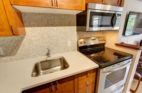 Village North House | 2 BDM 2 BATH Private hot tub. King Bed. 2 twins. (No bunks) Free Parking. A/C