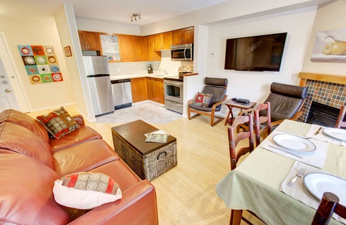 Village North House | 2 BDM 2 BATH Private hot tub. King Bed. 2 twins. (No bunks) Free Parking. A/C