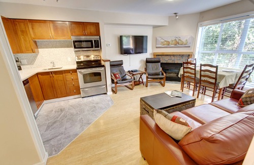 Village North House | 2 BDM 2 BATH Private hot tub. King Bed. 2 twins. (No bunks) Free Parking. A/C