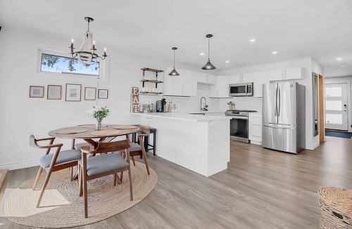 Lakeshore House | 2 bdr Belle River retreat