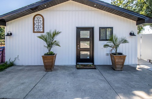 Lakeshore House | 2 bdr Belle River retreat