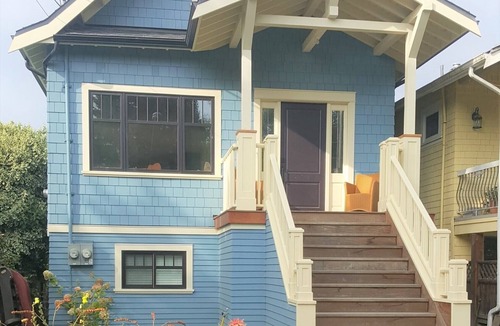 Kensington-Cedar Cottage House | ❤ 2 BEDROOM Charmer - Minutes to downtown - FREE Parking