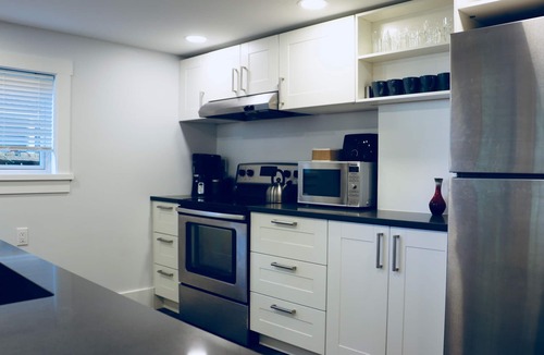 Grandview-Woodland House | 2 Bedroom Ground Level Suite near "The Drive"