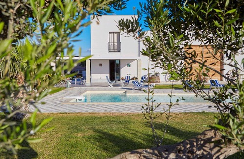 Paceco Villa | 2 Bedroom Luxurious Villa, Private Pool, Stunning Gardens, Sleeps 6, Air conditioning, Wifi