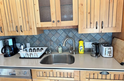 Coquitlam House | 2 Bedroom upper floor suite with Garden view & A/C Closed to SFU