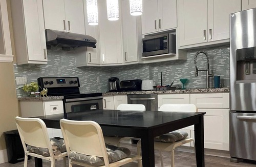 Dunbar House | 2 bright bedroom near UBC