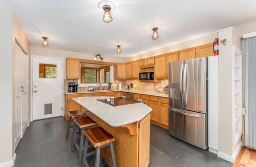 Jasper East House | 2-Minute DRIVE to Jasper National Park | 5 Bedrooms/4 Bathrooms & 8 Beds