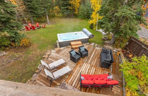 Jasper East House | 2-Minute DRIVE to Jasper National Park | 5 Bedrooms/4 Bathrooms & 8 Beds