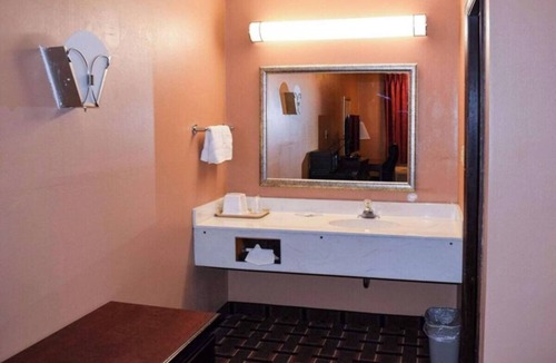 Richburg Hotel | 2 Value-Driven Rooms Near Pinetuck Golf Course