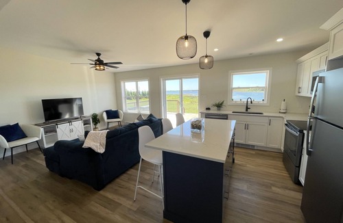 Anglo Rustico Cottage | 20% off August dates - Only a 5 Minute Walk From Beautiful North Shore Beach