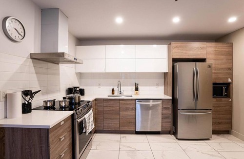 Cote-Des-Neiges—Notre-Dame-De-Grace Apartment | 204 - Modern Cozy Suite with 2BR, Gym, Parking, DT & Airport