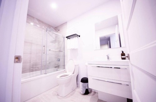 Cote-Des-Neiges—Notre-Dame-De-Grace Apartment | 208 - Modern Cozy Bright Apt with 2BR,Gym,Prking,DT&Airport