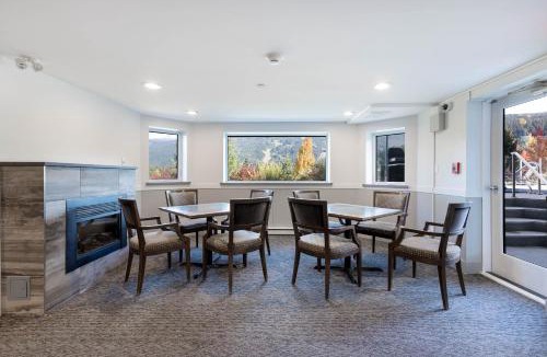 Blueberry Hill Apartment | 2BR in Ironwood, Stunning Mountain Views, Shared Hot Tub and Pool, Fireplace, Parking