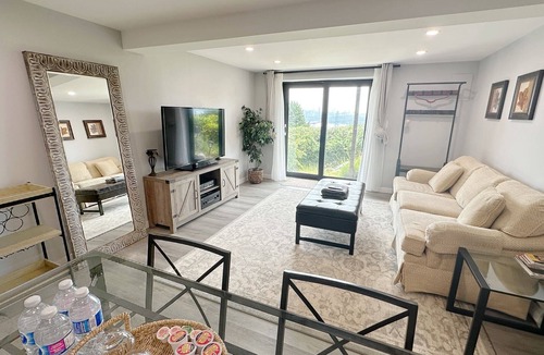 West Vancouver House | 2BR Private Suite · West Vancouver · Landmark View · Prime Location