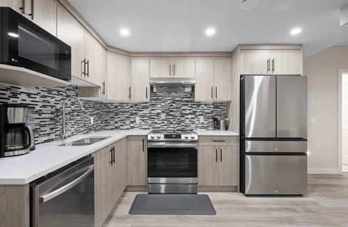 Evanston House | 2BR Private Suite Free Banff Pass