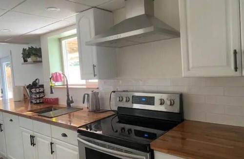 Ladner Apartment | 2BR Private Suite w/Parking, 30 mins to Vancouver
