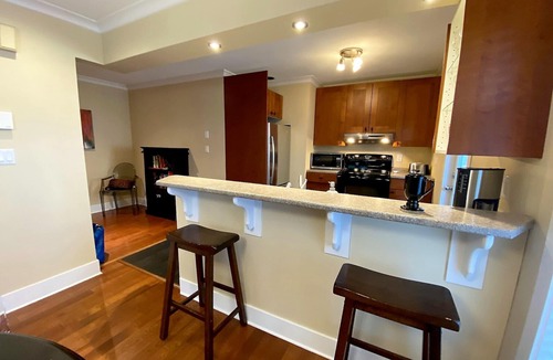 Lower Lonsdale House | 3 bed, 2 bath duplex in Lower Lonsdale, walk to Seabus